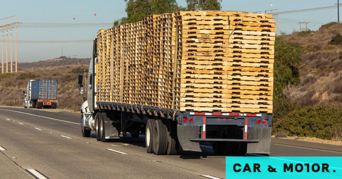 The new big danger on the roads – watch how they transport a dangerous part of the car in wooden boxes