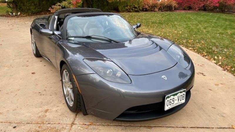 tesla roadster akrivo 