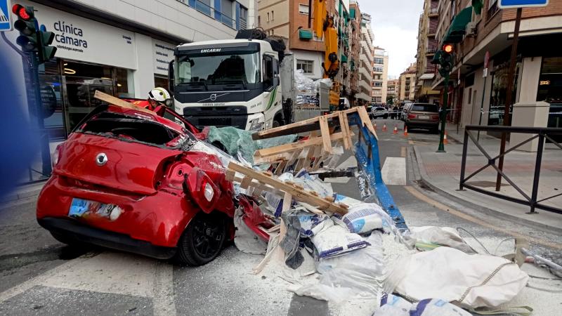 παλέτες πλάκωσαν smart -από θαύμα σώθηκε η οδηγός