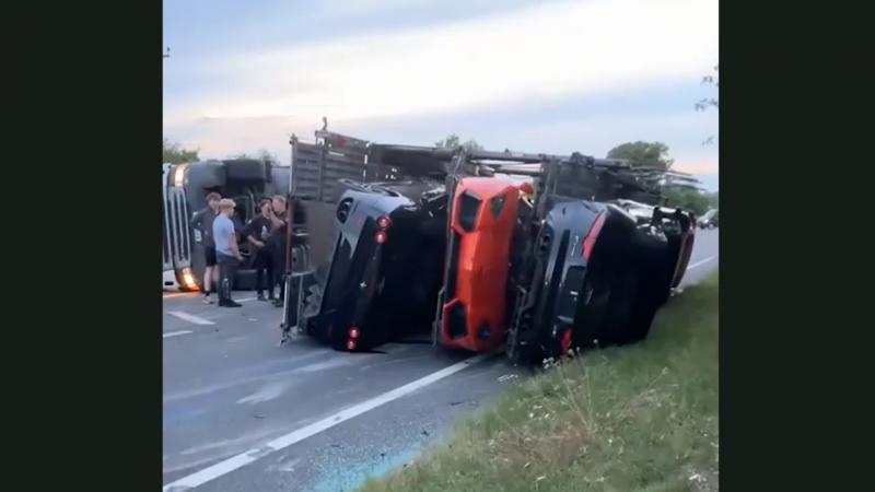 ντελαπάρισε νταλίκα με πανάκριβα αυτοκίνητα