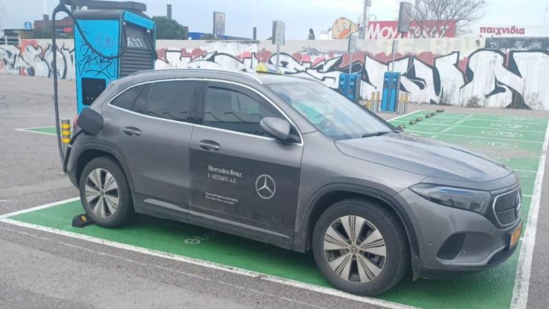 mercedes EQA taxi