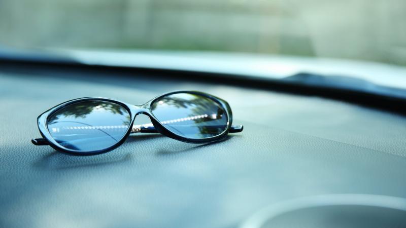γυαλιά στο αυτοκίνητο