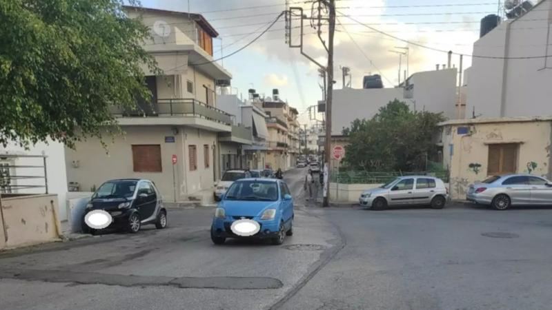 παρκάρισμα στη μέση του δρόμου στην Κρήτη