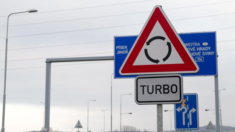 Turbo roundabout traffic sign