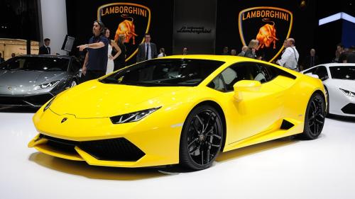 Lamborghini Huracán στο πεζοδρόμιο